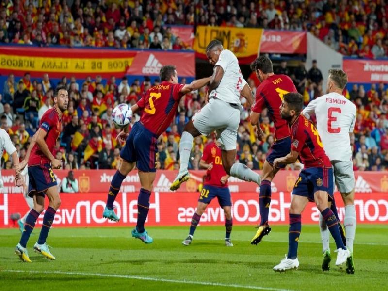 Hàng công gây thất vọng, 2 cú đánh đầu khiến Tây Ban Nha 'tạm biệt' ngôi nhất bảng