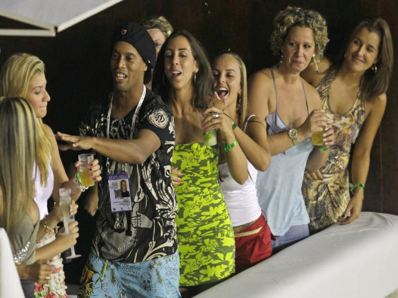 Ronaldinho: Từ vòng tay người đẹp đến lao tù